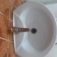 روشویی تمیز و سالم با پایه استوانه ای