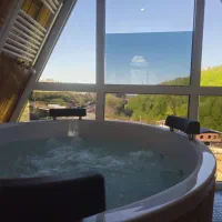 کلبه جکوزی دار رو به جنگل و‌کوه