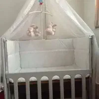 تخت نوزاد کنار مادر