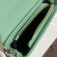 کیف|کیف، کفش، کمربند|قدس, شهر‌قدس|دیوار