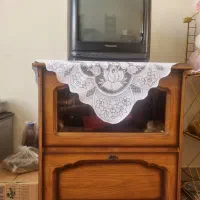 تلویزیون بهمراه میز