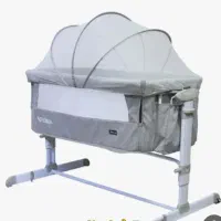 گهواره و تخت کنار مادر