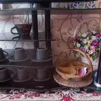 میز شیشه‌ای زیر تلویزیونی