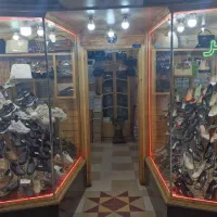 فروشنده خانم برای مغازه کیف و کفش