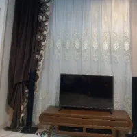پرده مخمل لب حاشیه،مبل همراه عسلی و بوفه