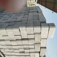 دوکارگرجهت کار در کارگاه بلوک سقفی