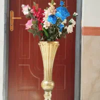 گلدان شیک همراه با گل های مصنوعی