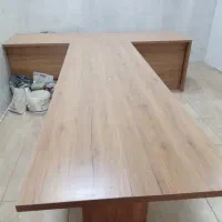 میز اداری ومنفی. کتابخانه