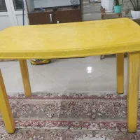 میز پلاستیکی