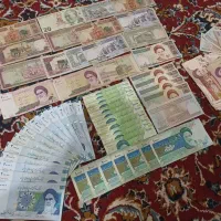 تعداد زیادی اسکناس و سکه قدیمی