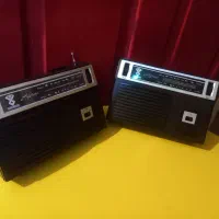 دو رادیو قدیمی یکی سالم ودیگری هم روشن میشه