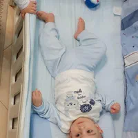 تخت خواب کنار مادر