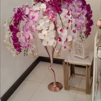 گلدان ارکیده کنار سالنی صورتی بنفش سفید گل مصنوعی