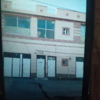 منزل طبقه بالا پارکینگ دارد