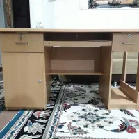 میز تحریر و کامپیوتر