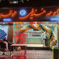 واگذاری-غذا-بیرون-بر-در-حال-کار