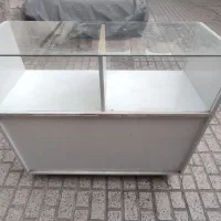 ویترین شیشه دار