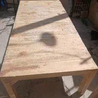 یک عدد تخت چوبی