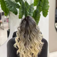 خدمات رنگ مو و دکلره و کوتاهی مو