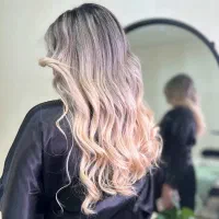 تمامی خدمات رنگ مو و لایت به صورت تخصصی