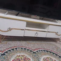 ساعت و میز تلویزیون