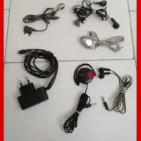 تعدادی هنذفری و شارژر موبایل