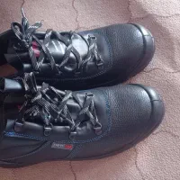 یک جفت گفش ایمنی نو نو