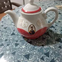 یک عدد قوری چینی