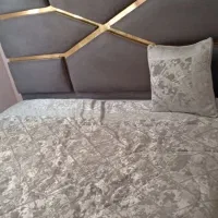 یک تخت دونفره با پاف کنار تخت و میز|تخت و سرویس خواب|محمدیه-قزوین, |دیوار