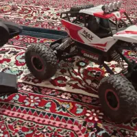 یه عدد ماشین کنترلی آفرود و یک عدد کواد کوپتر