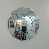 ساعت آیینه ای تمیز و سالم