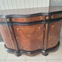 کنسول چوبی ، سه درب و یک کشو دارد
