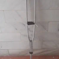 یک جفت عصا زیر بقلی و یک عدد عصا زیر بقلی تکی سالم