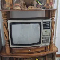 یک عدد تلویزیون رنگی پیام با دکوری چوبی راش