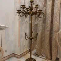 آباژور ایستاده کنار سالنی ۹شعله