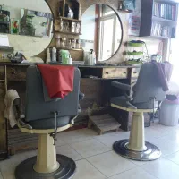 دکور ارایشگاه مردانه و صندلی کار