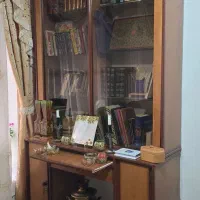 کتابخانه به همراه میز مطالعه