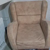 مبل چهار نفره و میز جلو مبل