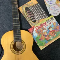 گیتار همراه با کتاب