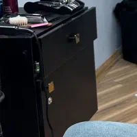 دکور آرایشگاه/آینه میکاپ/تخت فیشیال/چراغ آویز|آرایشگاه و سالن‌های زیبایی|قم, زنبیل آباد|دیوار