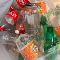 بطری نوشابه و شیشه خالی