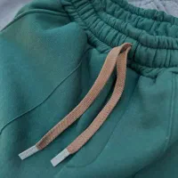 وسط کار و کمک برشکار . میاندوز کار خانم