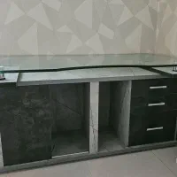 میز اداری و کامپیوتر