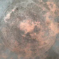 سینی مسی قدیمی|کلکسیون اشیاء عتیقه|قم, باغ کرباسی|دیوار