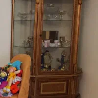کمد ویترین دار چوبی بسیار تمیز
