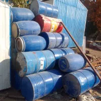 بشکه پلاستیکی اهنی دربسته در باز موجود می باشد