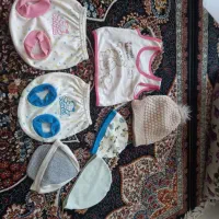 تعدادی لباس نوزاد.  هم نو هم پوشیده شده