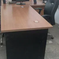 میز اداری ال و چهار عدد صندلی بفروش میرسد