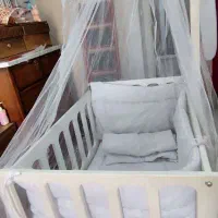 تخت نوزاد کنار مادر