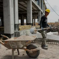 کارگر ساده برای ساختمان و حمل مصالح